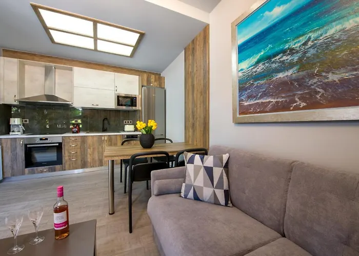 Rena\'S Luxury Apartment With Free Private Parking
