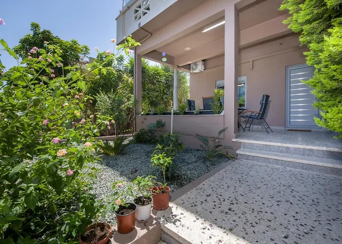 Rena\'S Luxury Apartment With Free Private Parking