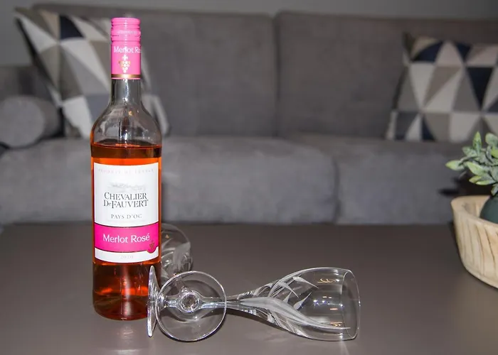 Rena\'S Luxury Apartment With Free Private Parking